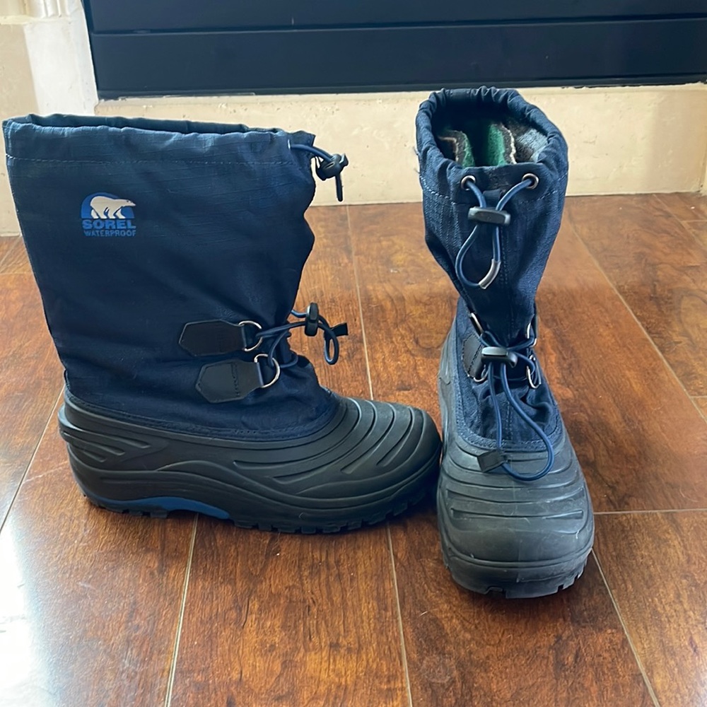 Sorel waterproof snow boots size 6.